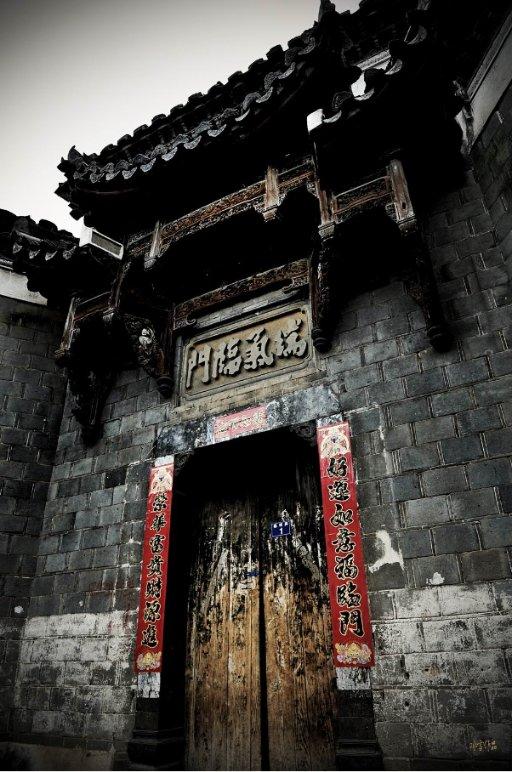 急救车争分夺秒路过十字路口,三车紧急让路